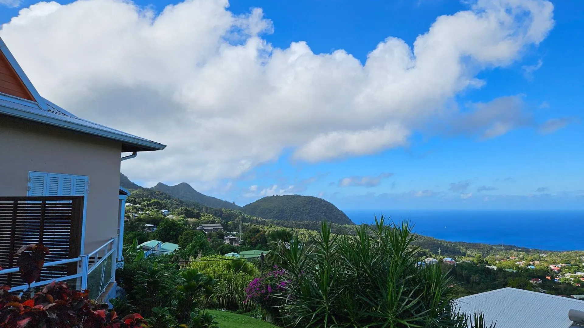 Апартаменты Appartement Emeraude Vue Sur Mer Et Montagne Gourbeyre